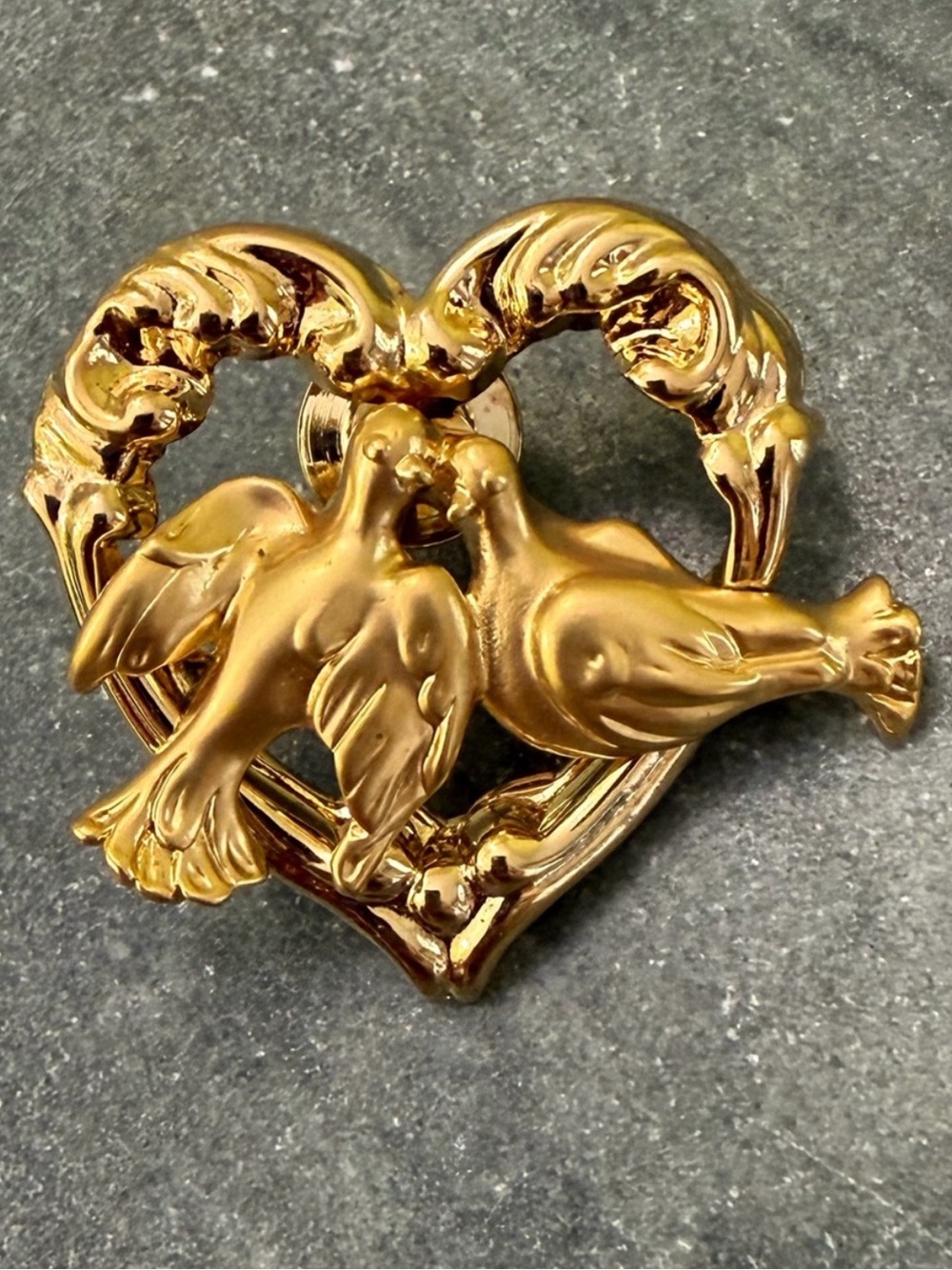 Vintage Avon Gold Love Birds Dove Heart Brooch